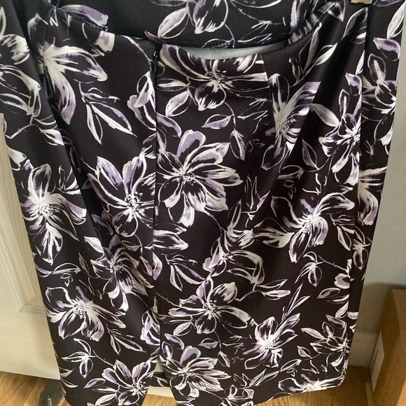 Purple and white floral skirt. - Picture 2 of 3